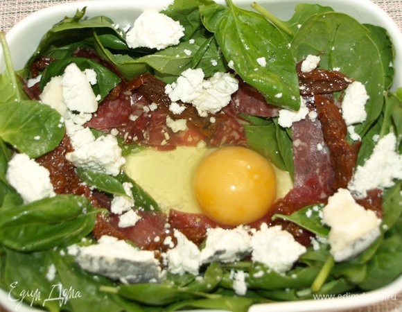 В центр вбиваем куриное яйцо. Вбиваем осторожно, чтобы яйцо не растеклось. Добавляем соль и перец по вкусу.