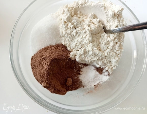 Смешать муку, сахар, соль, разрыхлитель и смесь для какао-напитка.