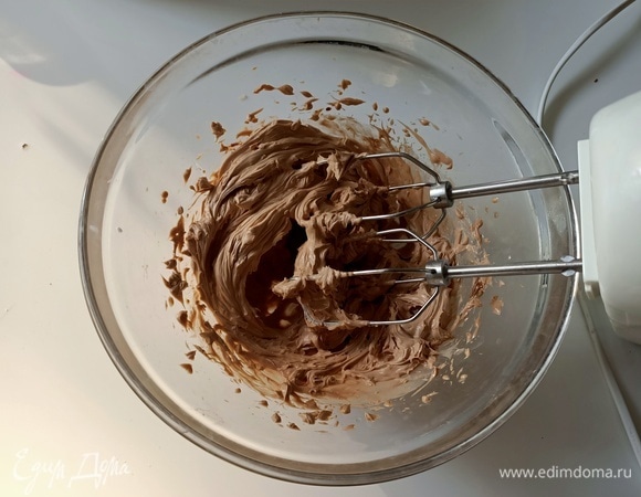 Отдельно взбить сливочное масло, йогурт, яичный желток и растопленный шоколад. Добавить сухие ингредиенты и хорошо перемешать.