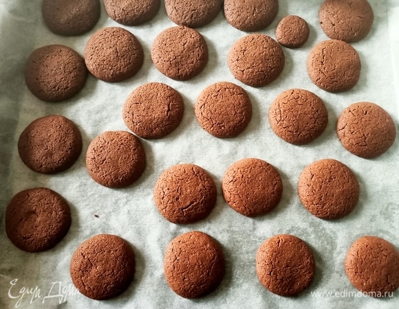 Сформировать небольшое печенье диаметром около 4 см. Выложить на противень и выпекать в предварительно разогретой до 180°C духовке в течение 10–15 минут.