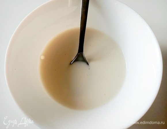 Готовим крем. Желатин замочить в холодной воде на 10 минут. Затем разогреть 50 мл сливок и растворить желатин.