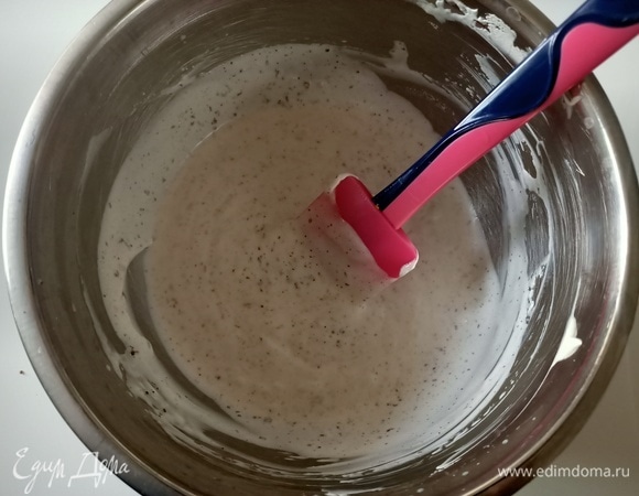 Далее с помощью миксера в течение 5 минут взбивать сгущенное молоко, сливки с желатином, мед и ванилин. Накрыть пищевой пленкой и поставить в холодильник минут на 5. Взбить хорошо охлажденные сливки, затем аккуратно соединить их со сгущенным молоком. Мелко порубить шоколад и смешать с кремом.