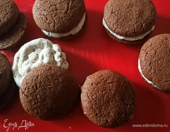 Готовый крем выложить в кондитерский мешок. На ровную поверхность печенья выложить немного крема и накрыть другим печеньем. При желании печенье посыпать сахарной пудрой, какао, или оставить так. Приятного аппетита!