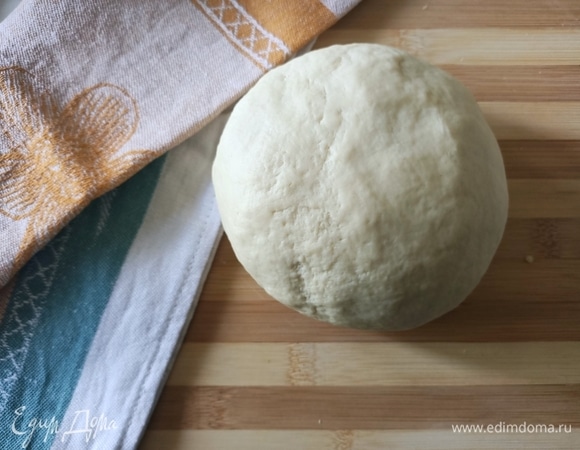 В глубокой миске смешать муку, соль, разрыхлитель и оливковое масло. Постепенно добавляя горячую воду, замесить тесто. Накрыть полотенцем и дать постоять 15–20 минут.