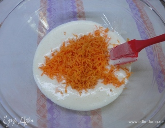 Яйцо взбиваем с сахаром в пышную светлую массу и смешиваем с натертой на мелкой терке морковью.