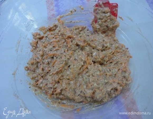 Соединить сухие и жидкие ингредиенты.