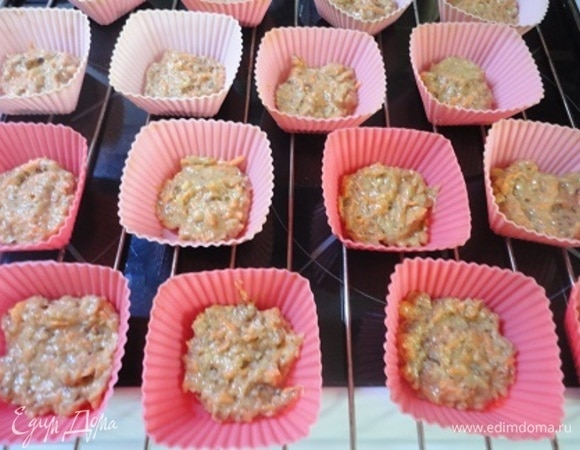 Разложить по формочками примерно по 1,5 ч. л.