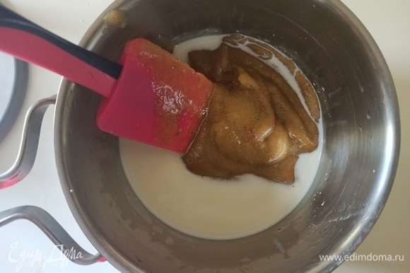 Очищаем инжир и с помощью блендера измельчаем его до состояния пюре. Перекладываем в сотейник, добавляем молоко и при постоянном помешивании доводим до кипения.