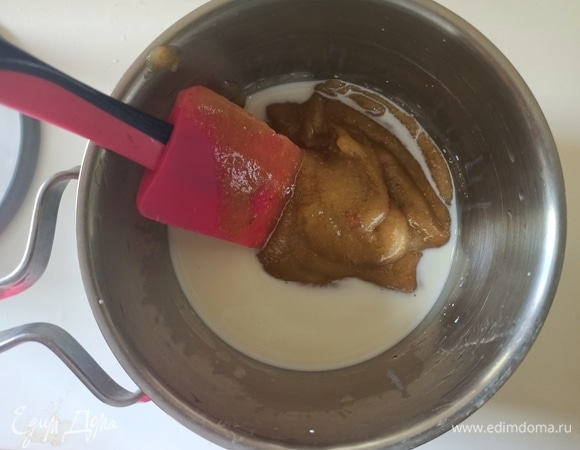 Очищаем инжир и с помощью блендера измельчаем его до состояния пюре. Перекладываем в сотейник, добавляем молоко и при постоянном помешивании доводим до кипения.