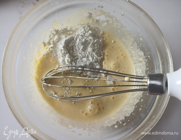 В отдельной посуде взбиваем желтки с сахаром, затем добавляем кукурузный крахмал.