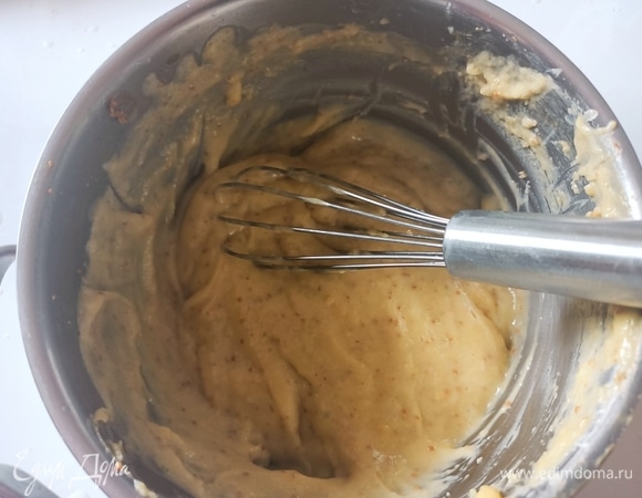Далее небольшими порциями вводим молоко с инжиром, перемешиваем и отправляем на огонь. Варим крем до загустения при постоянном помешивании, затем накрываем пищевой пленкой и остужаем.