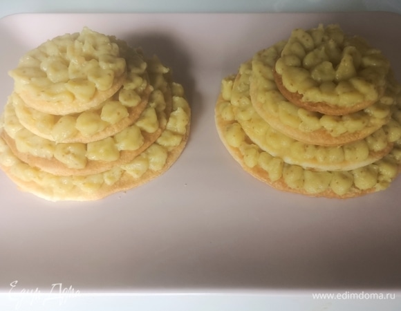 Готовый и уже остывший крем перекладываем в кондитерский мешок или шприц и начинаем собирать пирожное. С большего к меньшему укладываем диски, а между ними кладем крем. Сверху украшаем кусочками инжира и подаем. Приятного аппетита!