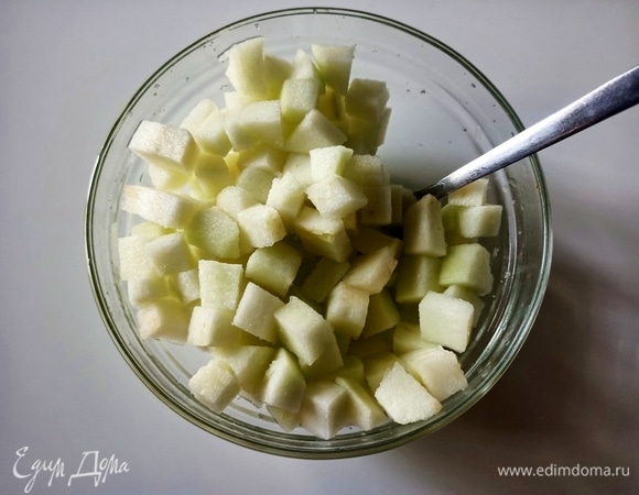 Два яблока моем, очищаем и нарезаем небольшими кубиками. Добавляем лимонный сок и ложку сахара. Перемешиваем.