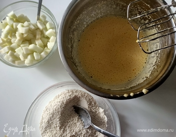 Включаем миксер и начинаем взбивать яйца, постепенно добавляя сахар и подсолнечное масло. Муку смешиваем с кокосовой стружкой и разрыхлителем. Соединяем сухие ингредиенты с яичной массой и аккуратно перемешиваем. Добавляем нарезанные яблоки и снова все аккуратно перемешиваем.