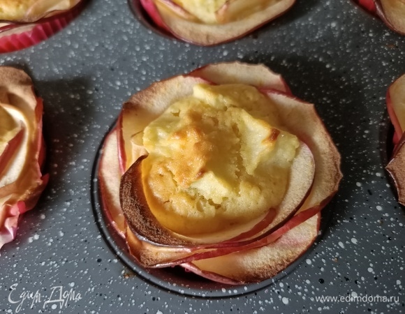 Отправляем форму с маффинами в предварительно разогретую до 180°С духовку и выпекаем в течение 20–30 минут.