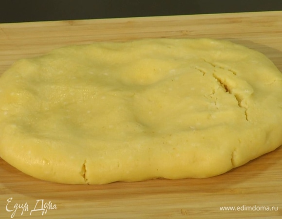 Приготовить тесто: муку смешать с солью, 125 г предварительно охлажденного сливочного масла нарезать мелкими кубиками, добавить к муке и вымешивать, понемногу вливая 60 мл ледяной воды. Когда тесто станет гладким и эластичным, убрать его в холодильник на 30 минут.