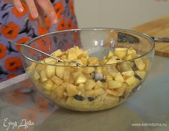 Из половинки лимона выжать сок, полить нарезанные яблоки, добавить изюм, сахар и корицу, все перемешать.  