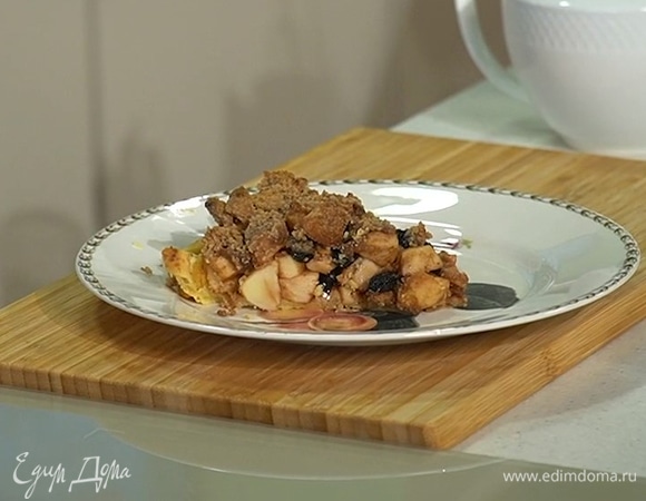 Сливки взбить и подавать вместе с готовым пирогом.