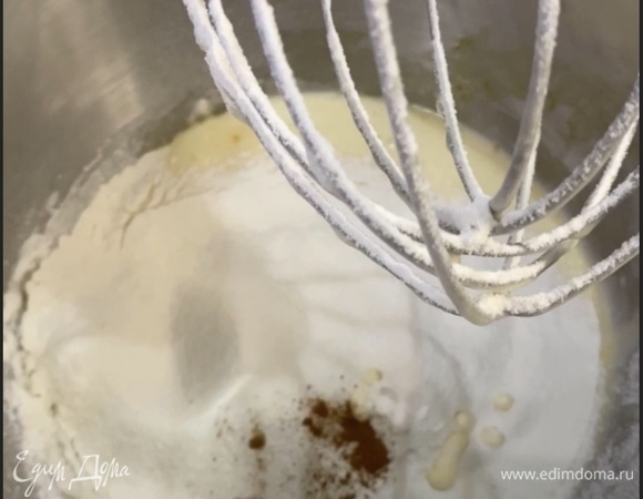 Добавить муку, соду, разрыхлитель, корицу, мускатный орех, взбить.