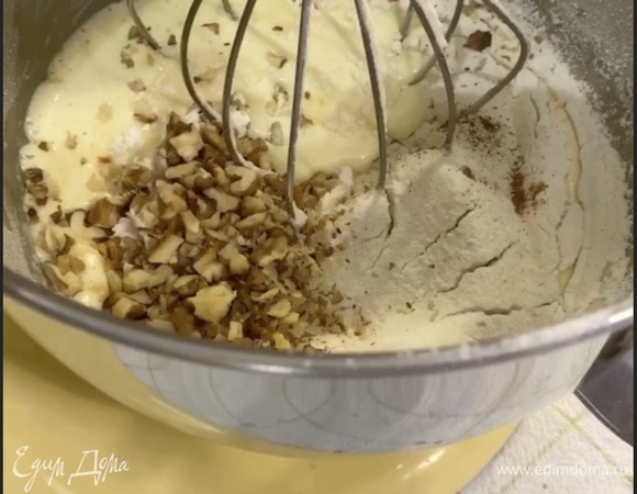 Добавить порубленные орехи и растительное масло. Перемешать. Добавить яблочное пюре.