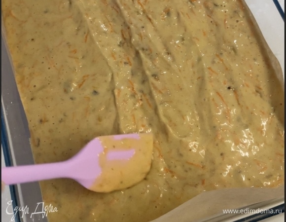 Тесто вылить в форму, застеленную пергаментом. Разровнять. Выпекать при 160°C до готовности.