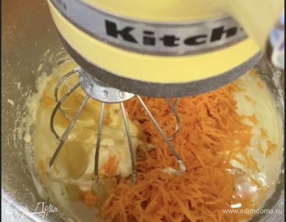 Затем добавить натертую на мелкой терке морковь. Перемешать.