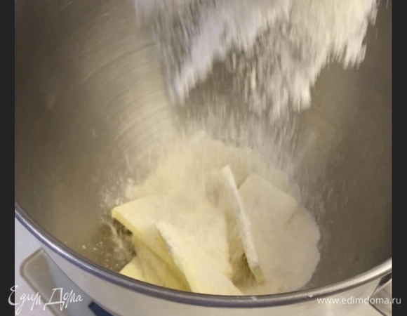 Масло смешать с солью, сахарной пудрой и мукой. Тщательно перемешать.