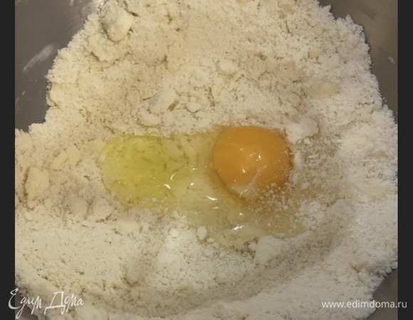 Добавить яйцо и замесить тесто.