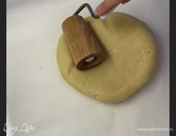 На пергаменте раскатать тесто в прямоугольник и убрать в холодильник.