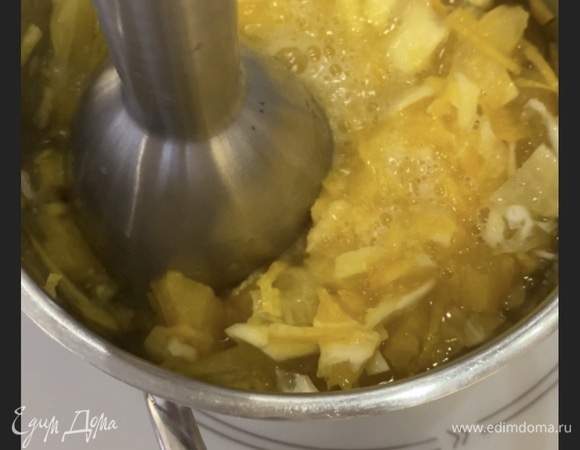 Мякоть мелко нарезать и немного пробить блендером. Добавить сахар.