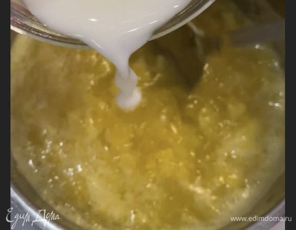 Крахмал смешать с водой. Постоянно помешивая, влить крахмал в лимон с сахаром. Довести до кипения. Остудить.