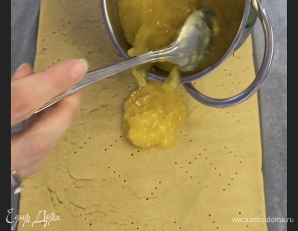 Тесто наколоть вилкой. Выложить сверху лимонную начинку.