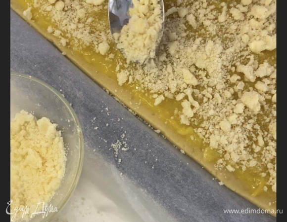 Масло смешать с сахаром и мукой. Перемешать до состояния крошки. Посыпать крошку поверх лимонный начинки. Выпекать при 190°C до румяности.