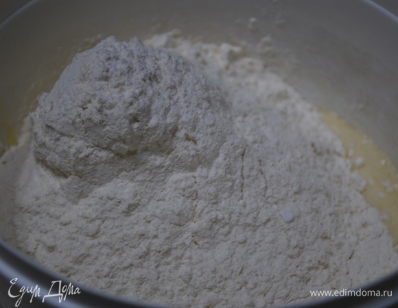 Муку перемешать с разрыхлителем. Яйцо венчиком взбить с сахаром, добавить мягкое сливочное масло, сгущенное молоко, соль и ванилин по вкусу. Замесить тесто.
