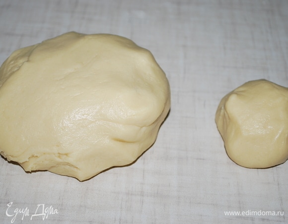 100 г теста убрать в морозильную камеру, а остальное тесто убрать в холодильник на 40 минут.