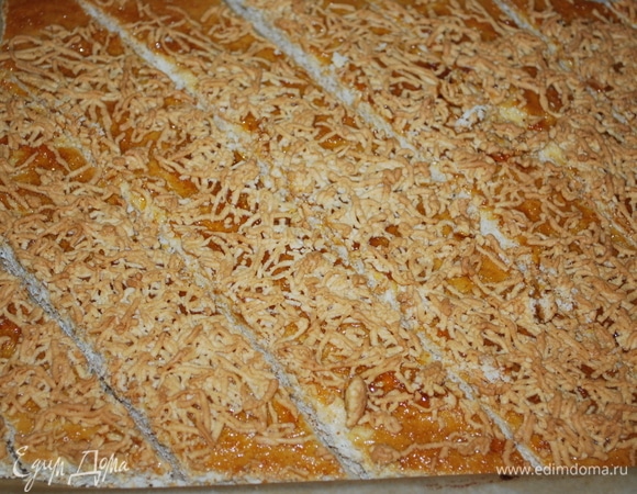 Готовое горячее печенье разрезать на ромбики.