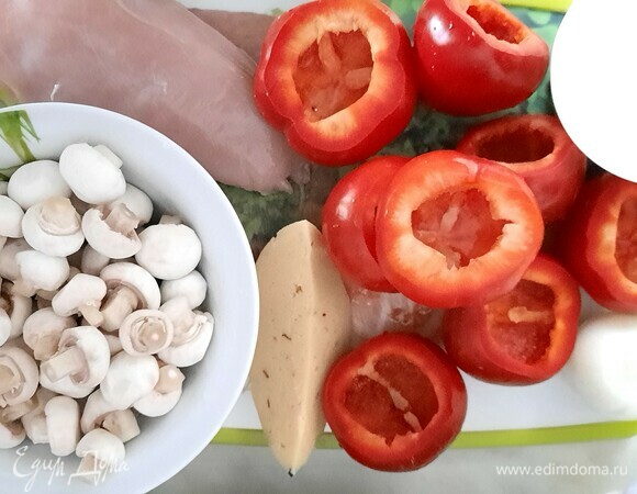 Чистим перцы, лук, грибы, чеснок. Нарезаем куриное филе небольшим кубиком, грибы — помельче, измельчаем укроп и остатки перцев (верхушки). Натираем чеснок на мелкой терке и сыр.