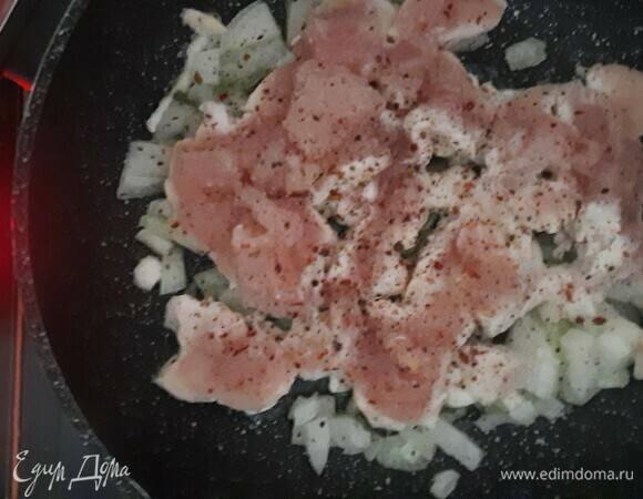 Выкладываем на разогретую сковороду лук и куриное филе, обжариваем 5–7 минут.