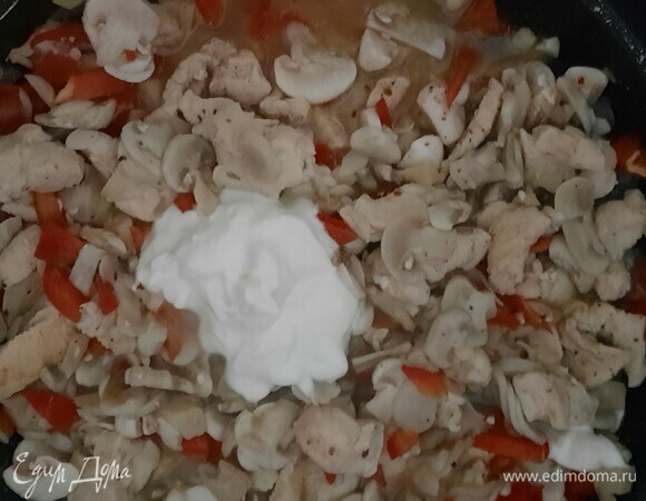 Добавляем сметану и чеснок, тушим еще 5 минут.