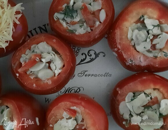 Перцы начиняем содержимым сковородки и посыпаем сыром. Ставим в духовку, разогретую до 180°C, на 30–35 минут.