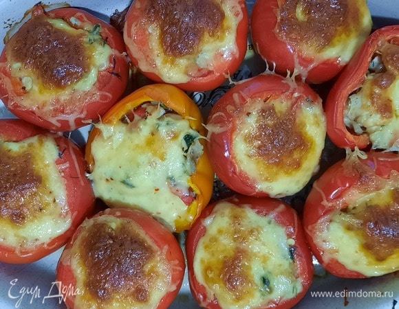 Вынимаем перцы, украшаем свежей зеленью. Приятного аппетита!