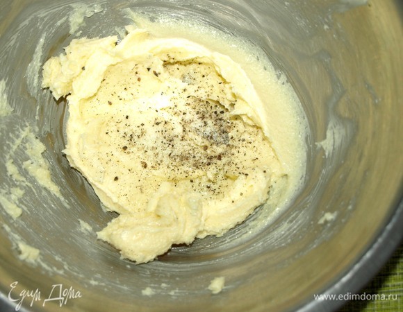 Духовку разогреть до 180ºС градусов. Все продукты должны быть комнатной температуры. Размягченное сливочное масло соединить с сахаром, солью и черным молотым перцем. Взбить до кремообразной массы.