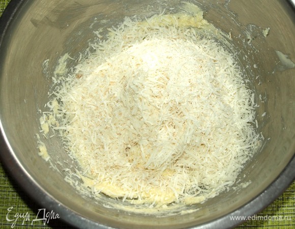 Твердый сыр натереть на мелкой терке. Соединить масляную массу с сыром и молоком.