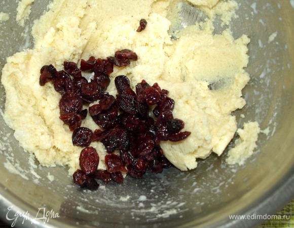Добавить промытую вяленую клюкву. Хорошо перемешать.