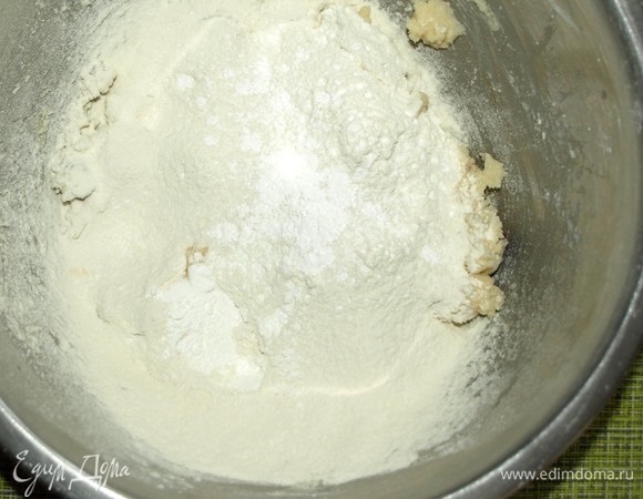 Муку просеять, соединить с разрыхлителем и ванильным сахаром. Соединить муку с сырно-масляной массой.