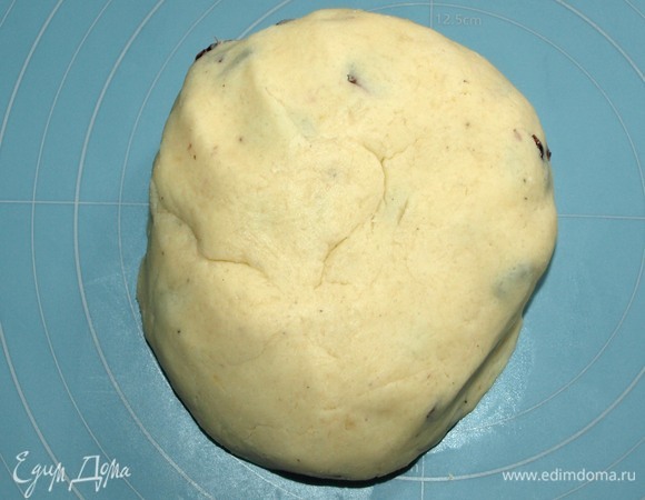 Замесить мягкое тесто. Если необходимо, добавьте немного молока.