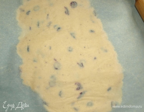 Накрыть тесто пекарской бумагой и раскатать до желаемой толщины печенья.