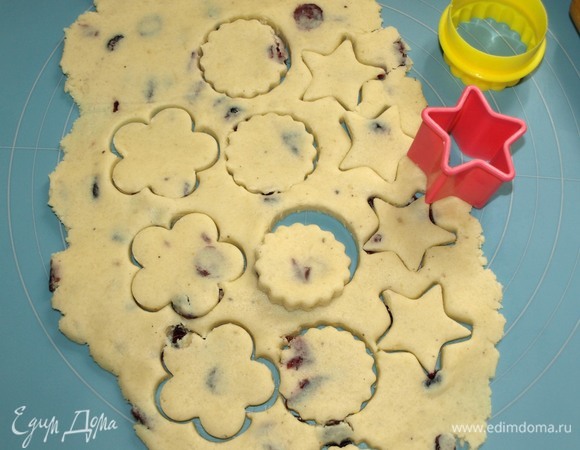 Вырезать формочками для печенья заготовки.