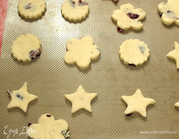 Выкладываем печенье на противень, застеленный пекарской бумагой или силиконовым ковриком. Отправляем печенье в заранее разогретую до 180ºС духовку на 10–15 минут или до золотистого цвета. Лучше ориентироваться по своей духовке.