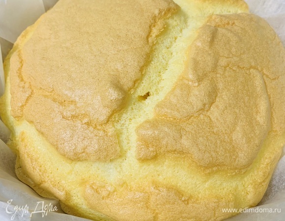 Для одного коржа нам понадобится 2 ст. л. крахмала, 3 яйца,  2 ч. л. разрыхлителя, сахарозаменитель, щепотка соли.